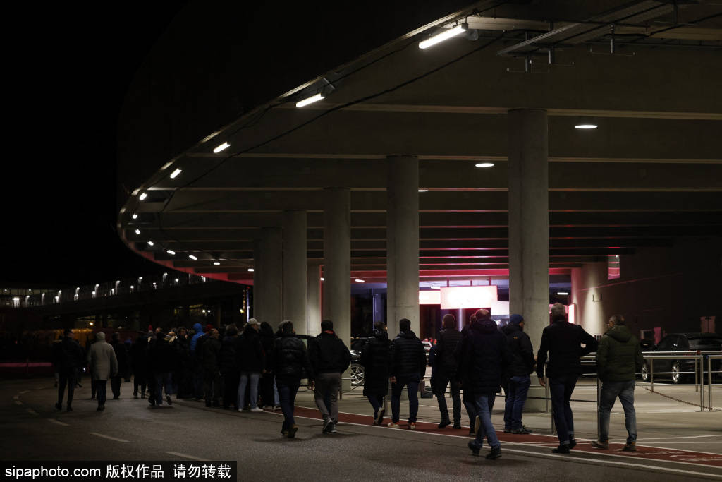 凯恩稍作调整刁钻远射破门，拜仁2-0领先不莱梅